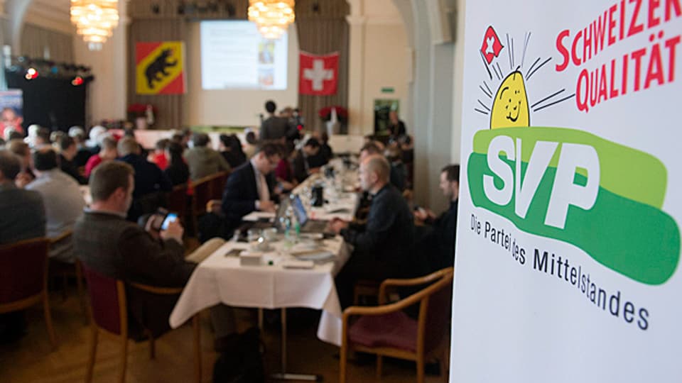 SVP-Mitglieder warten am 9. Februar 2014 in der Krone Aarberg auf das Abstimmungsresultat