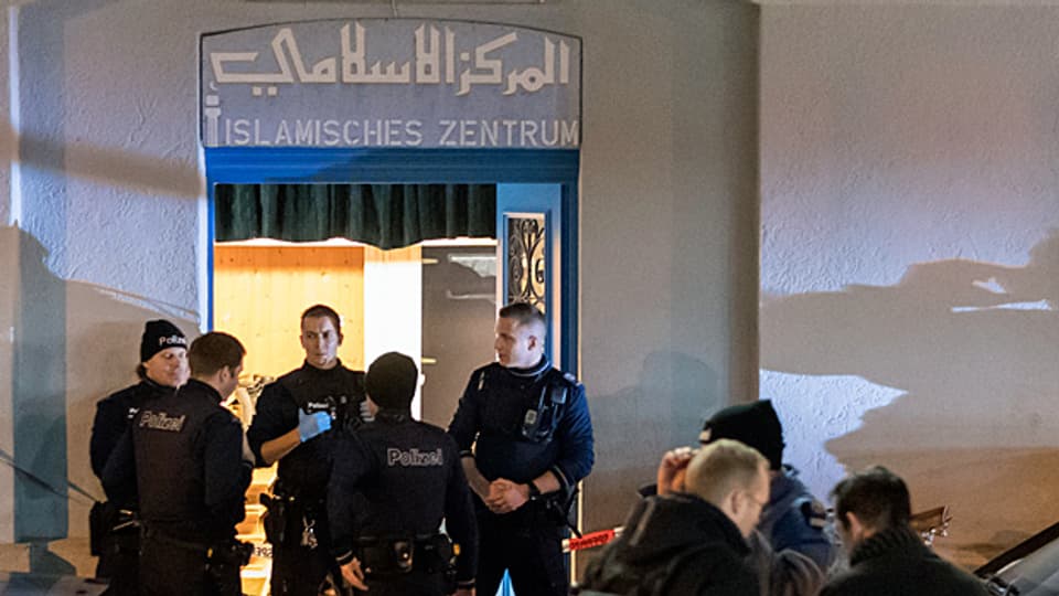 Polizisten sichern den Bereich vor der Moschee in der Nähe der Zürcher Hauptbahnhofs.