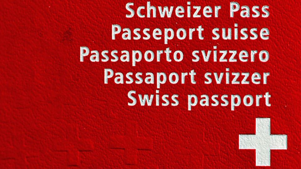 Schweizerinnen und Schweizer haben die erleichterte Einbürgerung bis jetzt stets abgelehnt, das letzte Mal vor 12 Jahren, als es um eine automatische Einbürgerung der 3. Generation ging. Diesmal müssten die jungen Ausländer aber selber entscheiden, ob sie den Schweizer Pass wollen oder nicht.