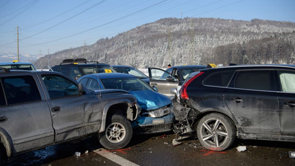 Blick auf stehende Fahrzeuge nach einer Massenkarambolage auf der Autobahn A3, am 6. Januar 2016, zwischen Reichenburg und Bilten.