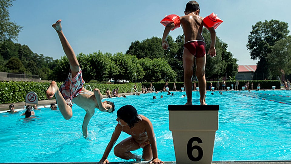 Am obligatorischen Schwimmunterricht müssen alle Schulkinder teilnehmen. Religion ist kein Grund für eine Dispensation.