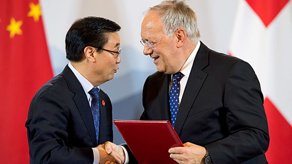 Händedruck nach der Unterzeichnung von Vereinbarungen: Chinas Handelsminister Geo Hucheng und Wirtschaftsminister Johann Schneider-Ammann.