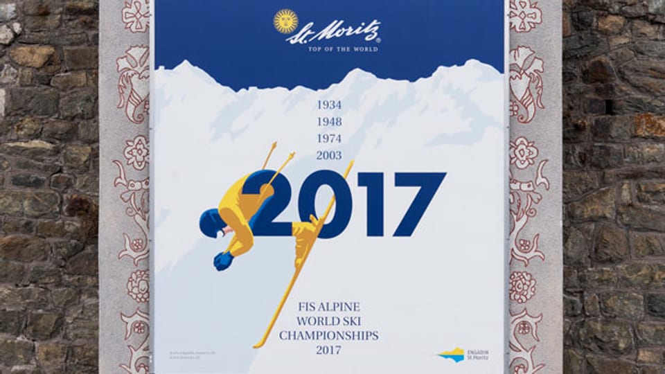 Ein Plakat wirbt am Bahnhof St. Moritz für die Ski-WM 2017.