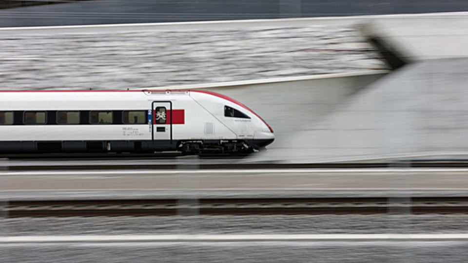Ein SBB-Zug fährt in das Nordportal des Gotthard-Basistunnels