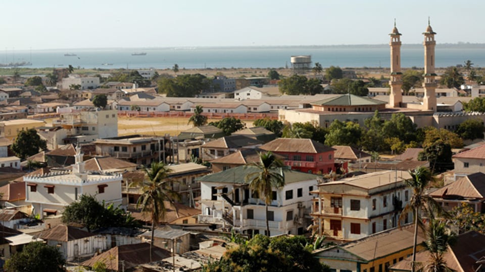 Die Bundesanwaltschaft schliesst nicht mehr aus, dass Gambias Ex-Innenminister sogar für Verbrechen gegen die Menschlichkeit verantwortlich sein könnte. Bild: Blick auf die gambische Hauptstadt Banjul, von wo Sonko im Sommer 2016 geflohen ist.