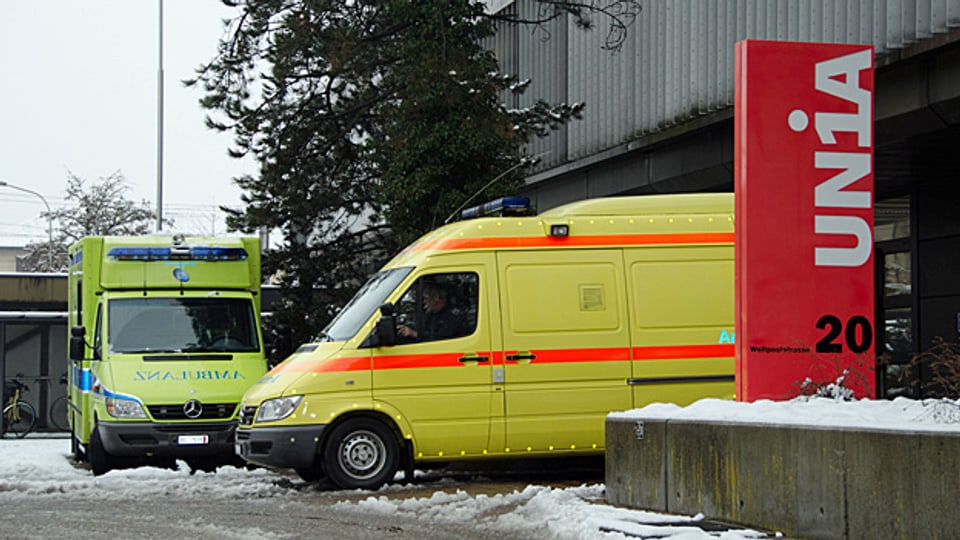 Vor dem Sitz der UNIA in Bern warten die beladenen gelben Krankenwagen. Die Gewerkschaft und der Verein «Solidarität mit Griechenland» haben zwei solche Fahrzeuge gekauft – für die Flüchtlingslager in Griechenland.