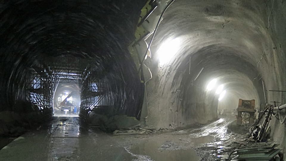 Im Herzen des Ceneri-Basistunnels: Links der Tunnel durch den der Schienenweg führen wird, rechts ein Versorgungs-Stollen.