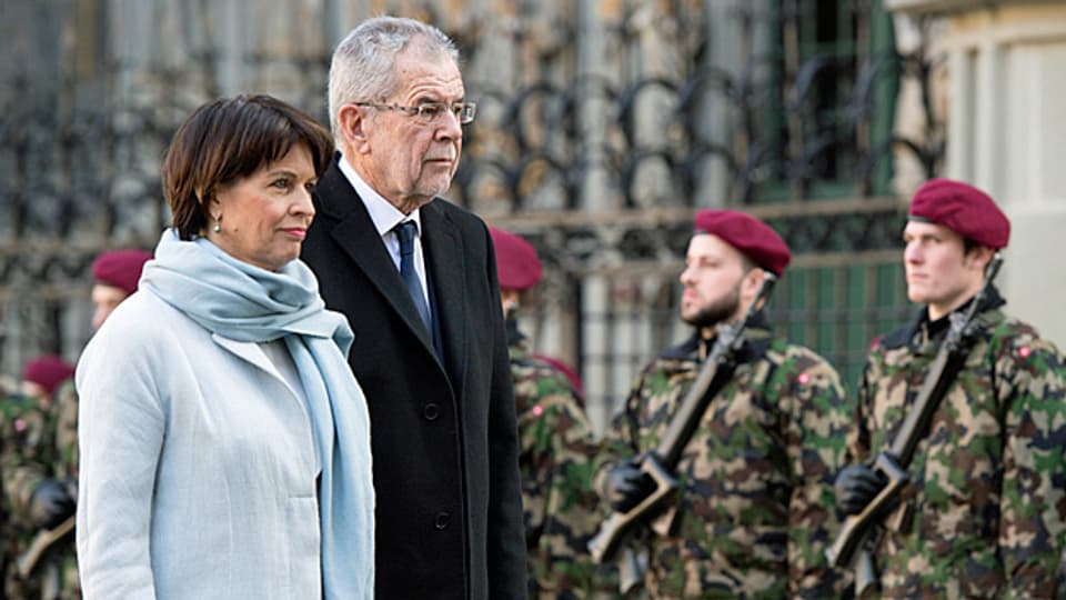 Bundespräsidentin Doris Leuthard und der österreichische Präsident Alexander Van der Bellen passieren die militärische Ehrengarde auf dem Berner Münsterplatz.