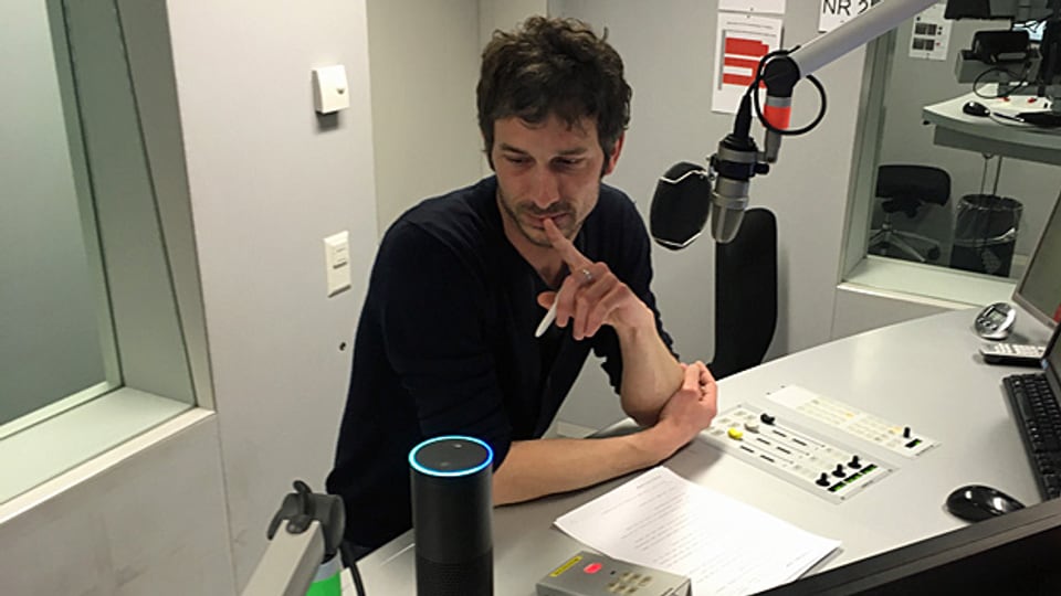 Echo-Moderator Samuel Wyss unterhält sich mit dem Sprachcomputer Alexa.