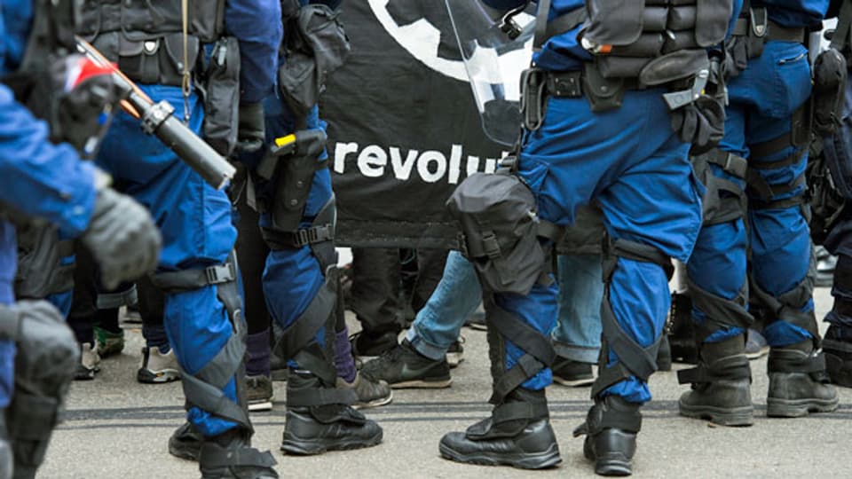 Symbolbild. Berner Polizei an einer Demonstration.