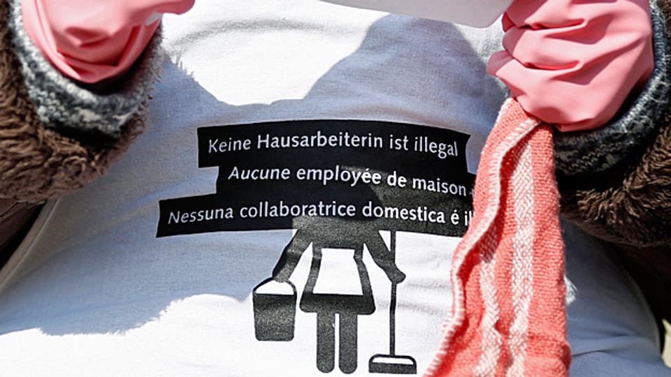 Die Voraussetzungen, um in Genf eine Aufenthaltsbewilligung zu bekommen, sind strikt. «Keine Hausarbeiterin ist illegal» steht auf dem T-Shirt einer Aktivistin.