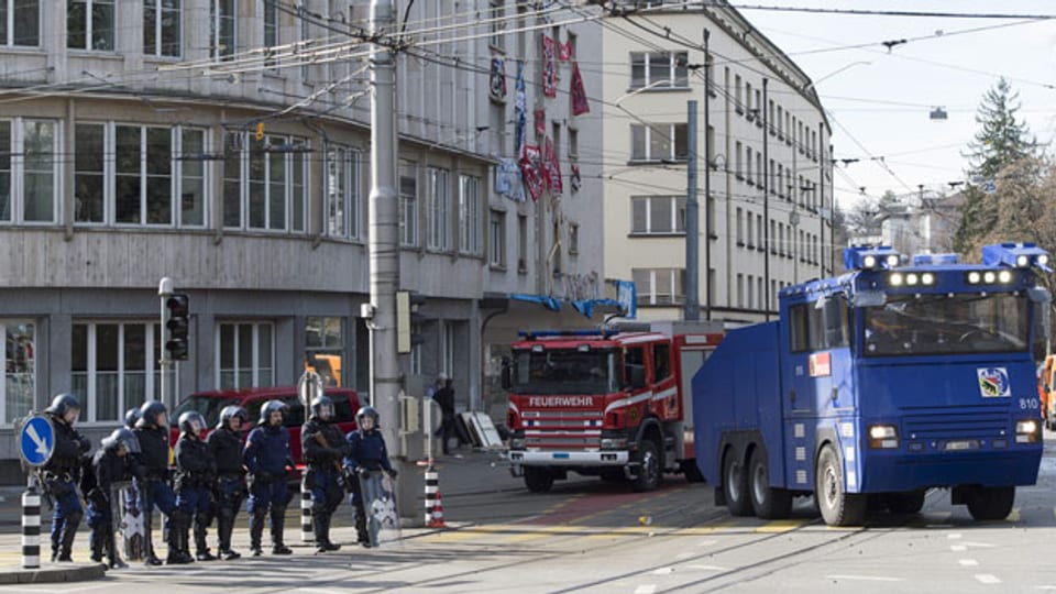 Die Hausbesetzerszene besetzt die Strassen rund um das geräumte und von der Polizei bewachte Haus an der Effingerstrasse in Bern.