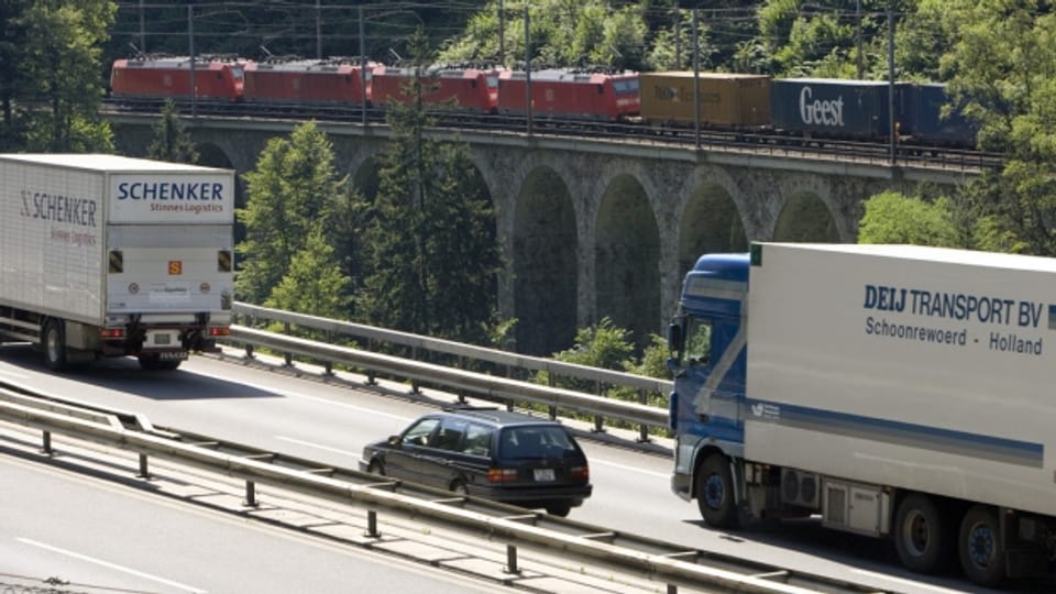 Lastwagen auf der A2 am Gotthard