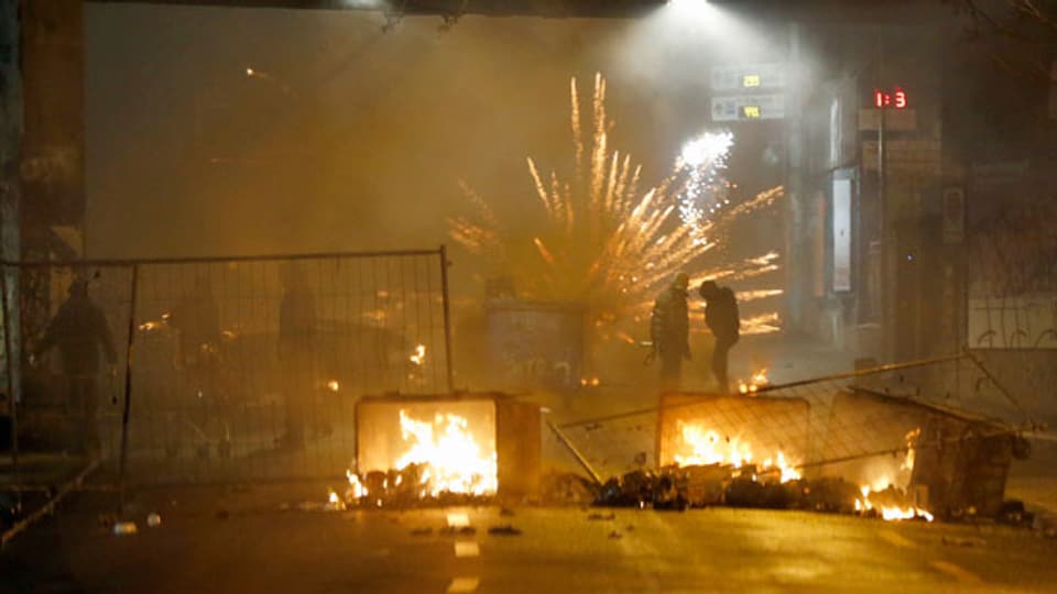 Linksautonome setzen Container in Brand und zünden Feuerwerk. Dabei nehmen sie in Kauf, dass unbeteiligte verletzt werden. Bern im März 2016. Symbolbild.