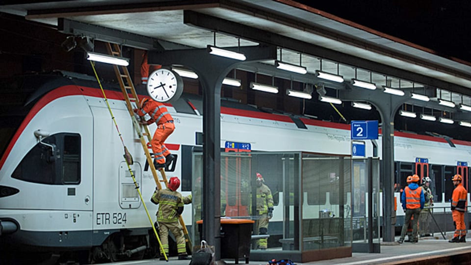 Rettunhgskräfte und Polizei bei der Bergung des toten Flüchtlings im Bahnhof von Balerna