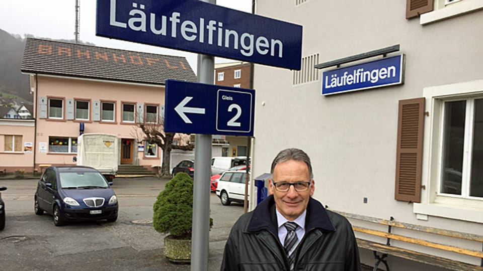 In Läufelfingen steht Gemeindepräsident Dieter Forter vor dem Bahnhof. Er ist es längst gewohnt, dass alle mit dem Sparfinger aufs «Läufelfingerli» zeigen. Doch mit der Stillegung der Bahnstrecke werde gar nichts gespart, sagt der FDP-Mann.