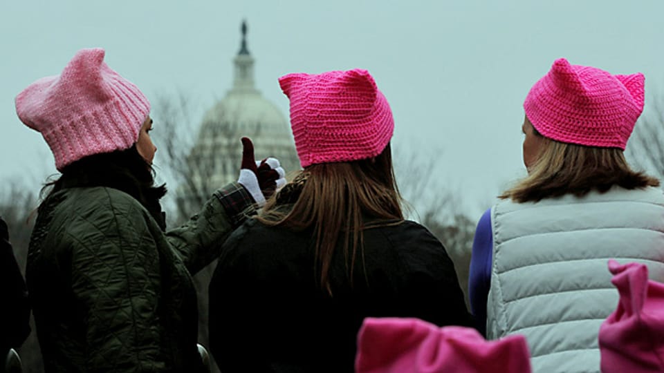 Das Vorbild fürs Stricken auf dem Bundesplatz: Die «Pussy Hats» – Zeichen gegen Sexismus – tauchten erstmals an den Frauen-Protestmärschen in den USA auf, am Tag nach der Amtseinsetzung Donald Trumps.