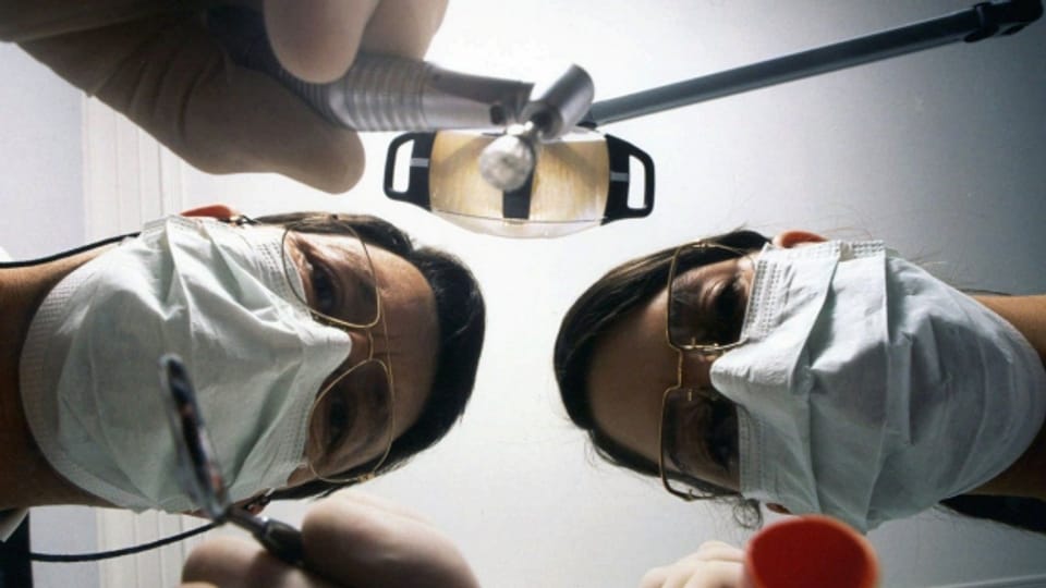 Mangelnde Qualität: Manch ausländischer Zahnarzt sorgt bei Schweizer Berufskollegen für Bauchschmerzen.