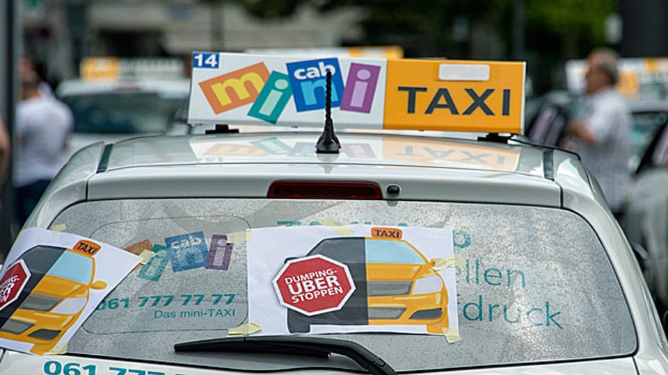 Wenn Taxifahrer nur 15 Franken pro Stunde verdienen - was macht denn Taxifahren so teuer? Verdienen die Taxizentralen zu viel? Tatsache ist, dass ein Fahrer monatlich 1000 Franken abliefern muss, damit die Zentrale ihm Kunden vermittelt.