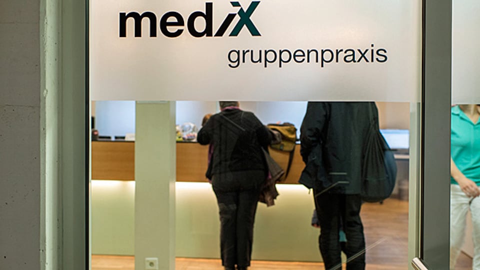 Seine Ärzte hätten einen klaren Anreiz, kostengünstig zu arbeiten, sagt Felix Huber von Medix  im Beitrag.
