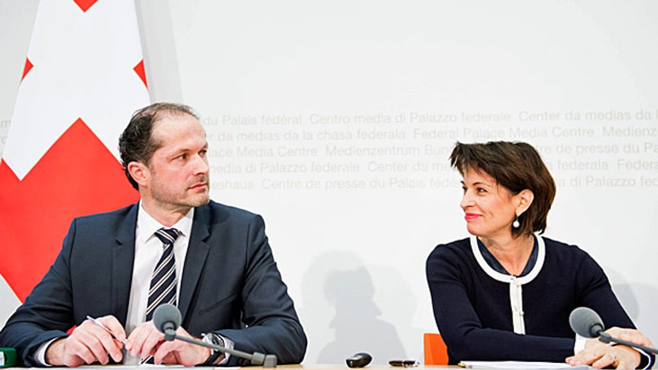 Benoit Revaz, Direktor des Bundesamts für Energie, und Bundespräsidentin Doris Leuthard präsentieren an einer Medienkonferenz die Abstimmungsvorlage «Energiestrategie 2050».