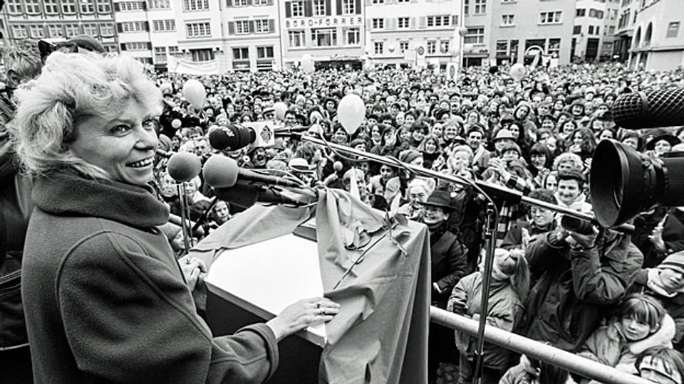 Der Kampf um gleiche Rechte für die Frauen müsse weitergehen – und dafür brauche es eine neue Frauen-Generation,  Junge mit eigenen Ideen und Forderungen, sagt Christiane Brunner. Bild: Demonstration am 6. März 1993 in Zürich, drei Tage nach Brunners Nicht-Wahl zur Bundesrätin.