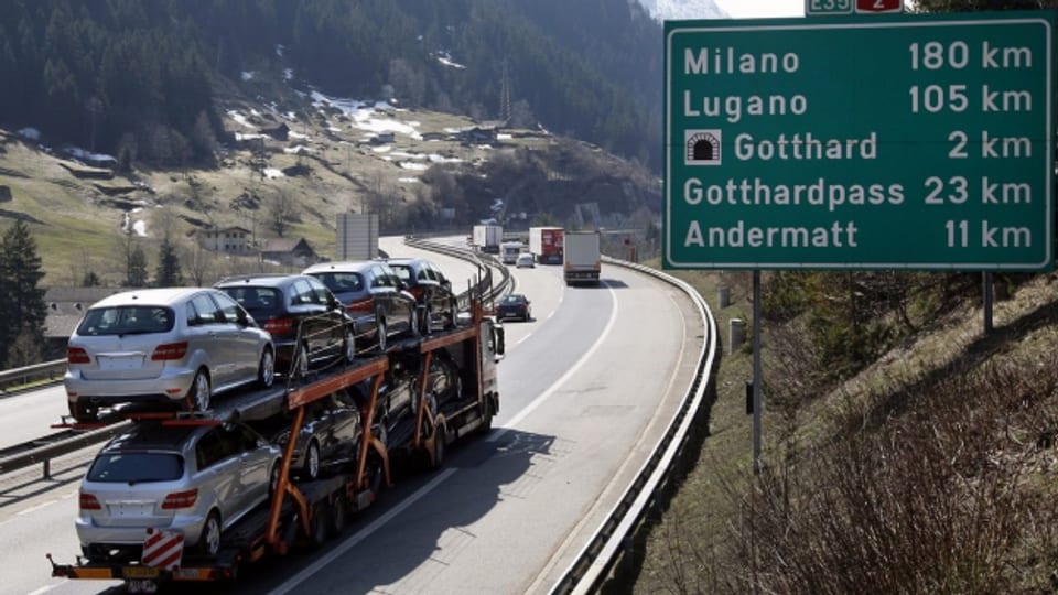 Erstmals haben weniger als eine Million Lastwagen die Alpen gequert.