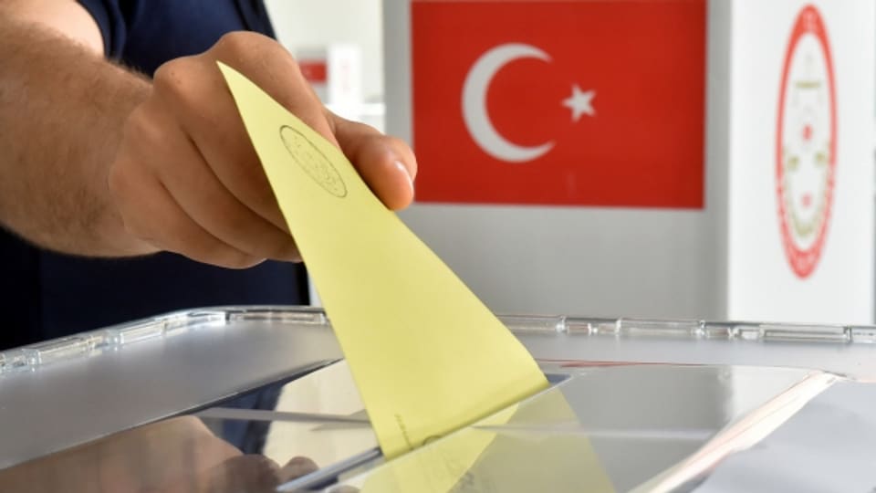 Die Abstimmungsurnen für Türkinnen und Türken in der Schweiz sind geöffnet.