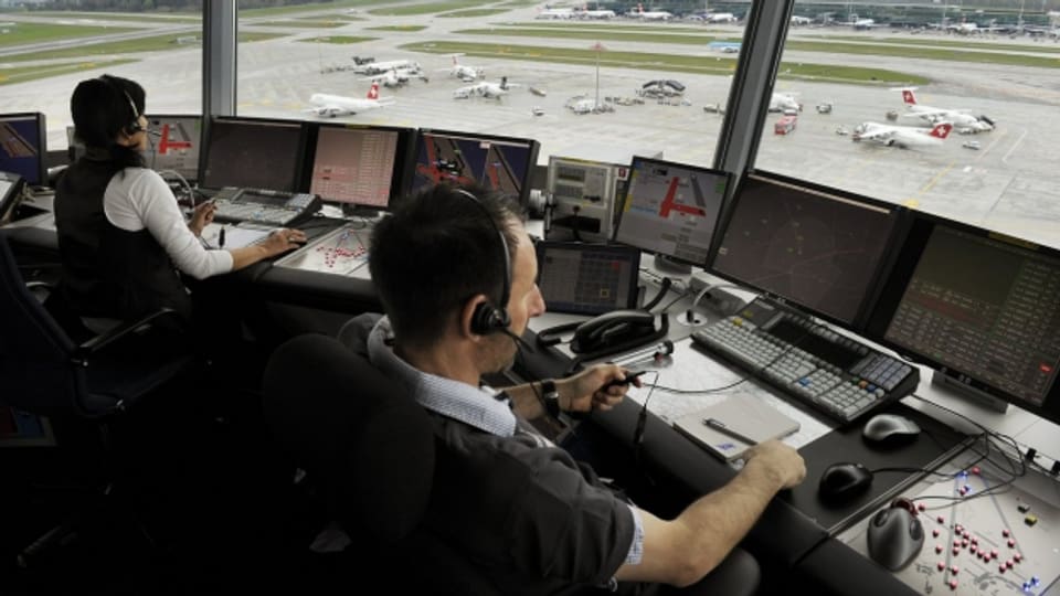 Die rund 500 Fluglotsen, die bei der Schweizer Flugsicherung «Skyguide» arbeiten, sind in vertragslosem Zustand. Sie streiten nun mit Skyguide um einen neuen Gesamtarbeitsvertrag. Bisher ohne Ergebnis. Die vergleichsweise komfortablen Arbeitsbedingungen stehen auf dem Spiel.