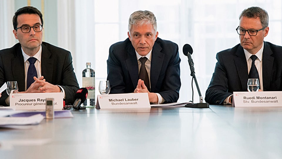Bundesanwalt Michael Lauber und seine zwei Stellvertreter an der Jahres-Medienkonfernz.