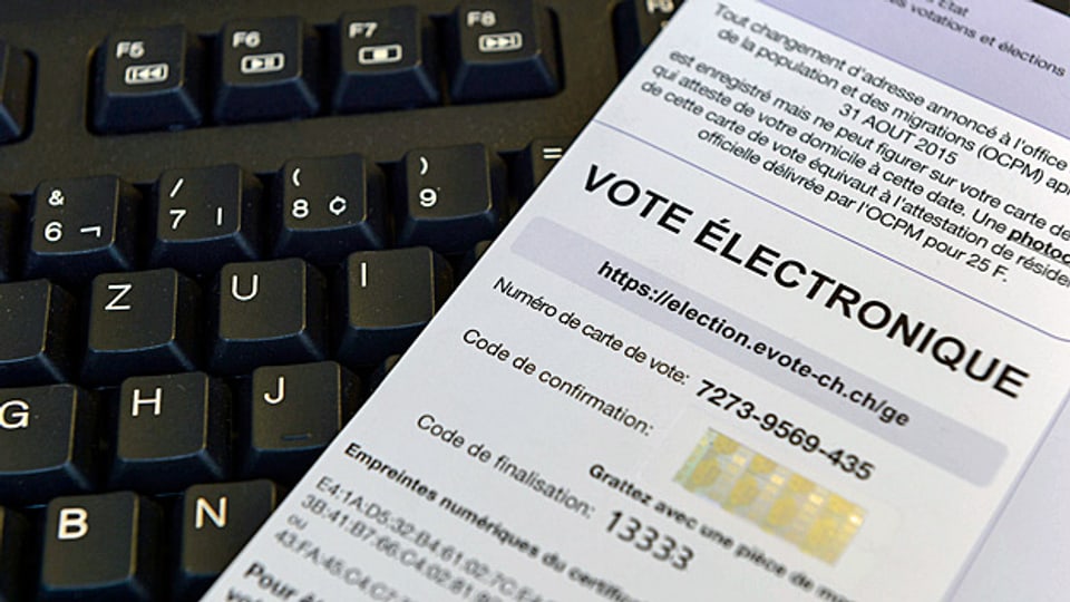 Bei den nächsten nationalen Wahlen sollten zwei Drittel der Kantone elektronisches Wählen möglich machen, darauf hofft der Bundesrat.