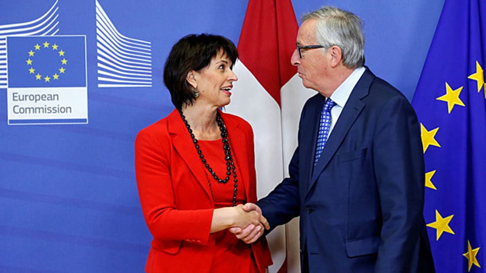 Händedruck zwischen Bundespräsidentin Doris Leuthard und EU-Kommissionspräsident Jean-Claude Juncker in Brüssel.