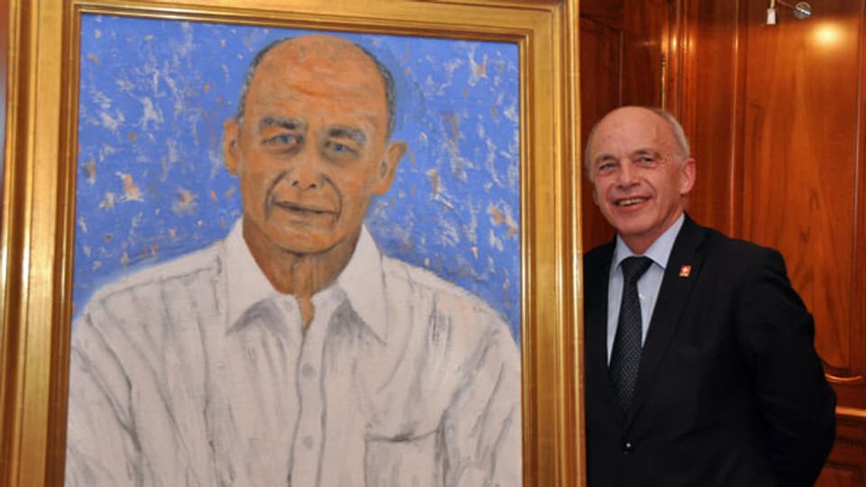 Bundesrat Ueli Maurer vor seinem gemalten Portrait.