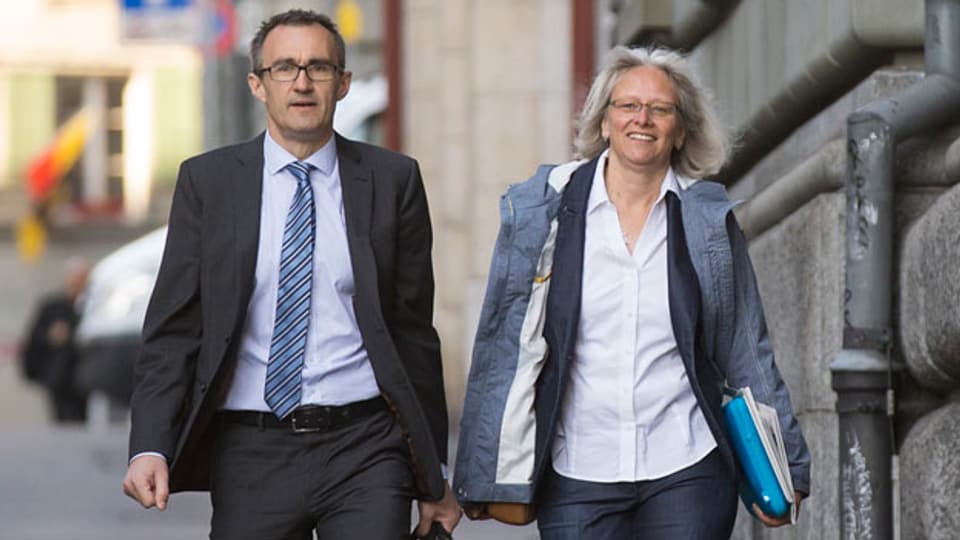 Martin Baltisser, Generalsekretär SVP (links) und Silvia Bär, stellvertretende Generalsekretärin SVP, auf dem Weg zur Gerichtsverhandlung in Bern.