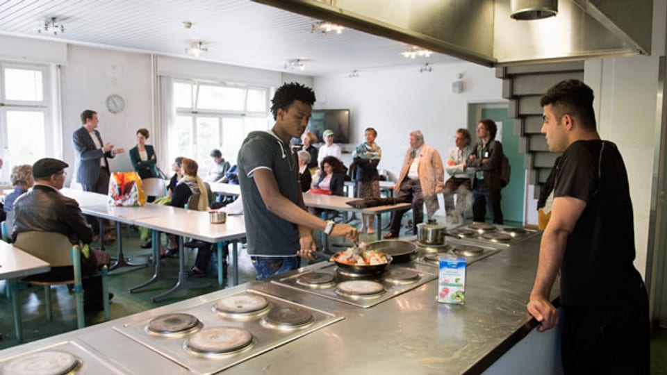Asylsuchende beim Kochen in der Kollektivunterkunft Viktoria in Bern.