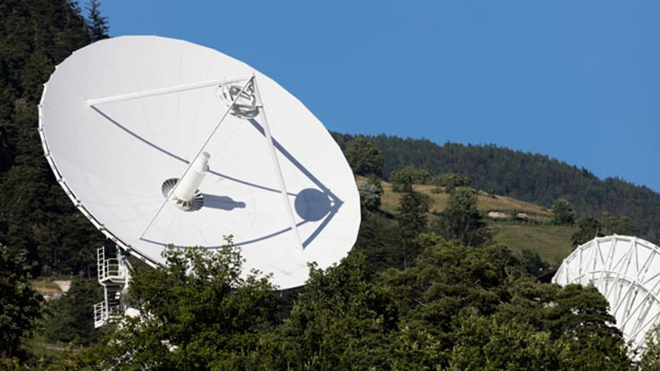 Antennen des schweizerischen Spionagesystems Onyx, welches die internationalen zivilen und militärischen Mitteilungen abfängt. Sie sollen primär der Bekämpfung von Terrorismus dienen.