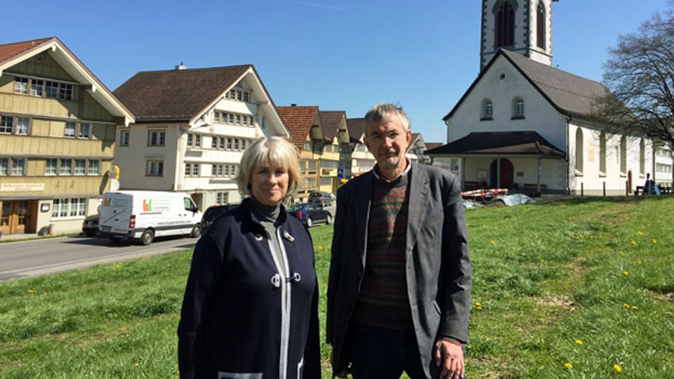 Marianne Kleiner und Hanspeter Spörri auf dem Hundwiler Landsgemeindeplatz.