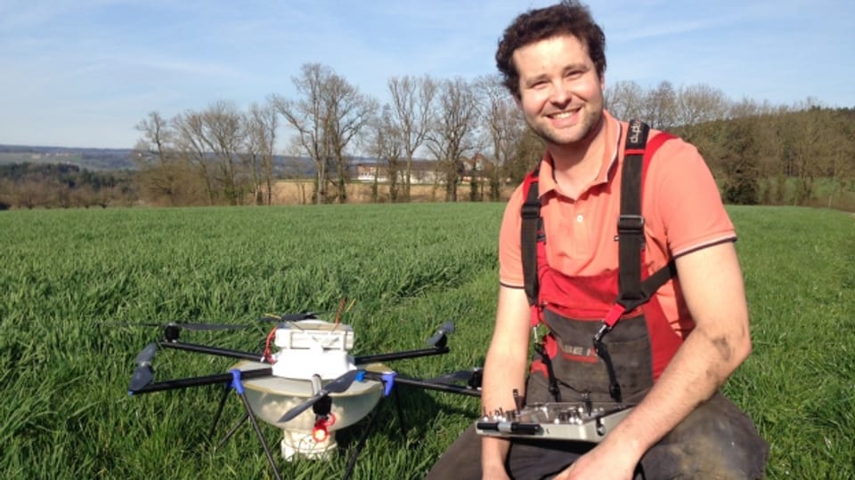Schädlingsbekämpfung aus der Luft: Thomas Widmer mit seiner Drohne.