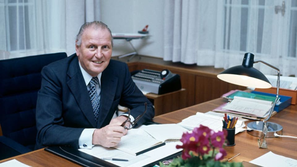 Willi Ritschard in seinem Büro in Bern im November 1977. Ritschard wurde am 5. Dezember in den Bundesrat gewählt und stand dem Eidgenössischen Departement für Umwelt, Verkehr, Energie und Kommunikation sowie dem Finanzdepartement vor.