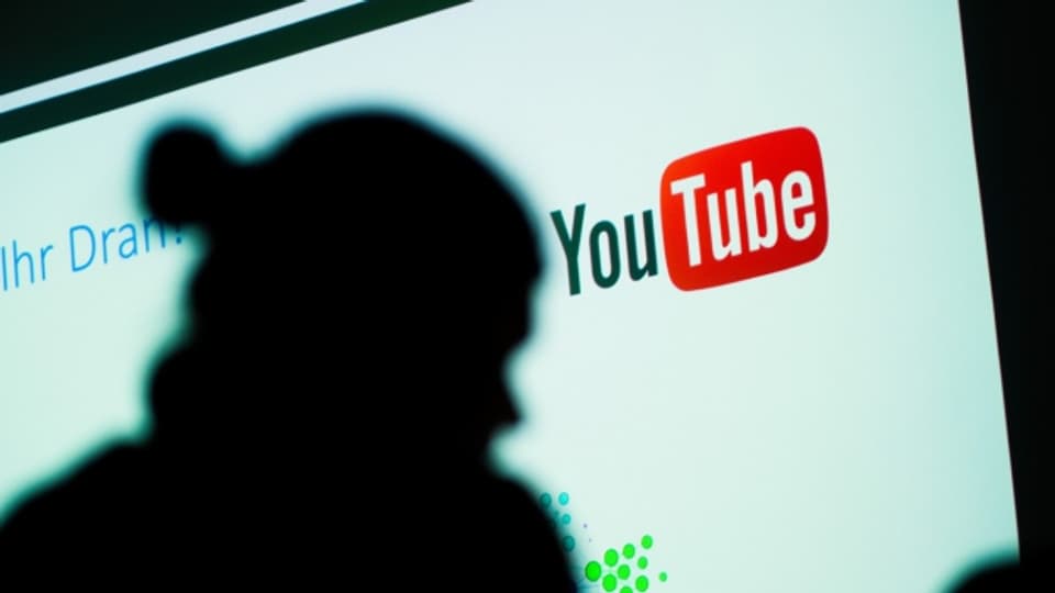 Anstössige Videos löschen in den Sozialen Medien: Das Bundesamt für Polizei arbeitet eng mit Youtube zusammen.