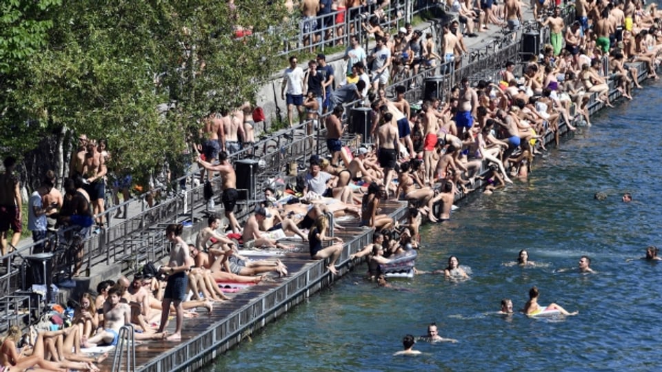 Nur noch ab in Wasser: In den Schweizer Badis herrscht in dieser Tage Grossandrang - zum Beispiel am Oberen Letten in Zürich.