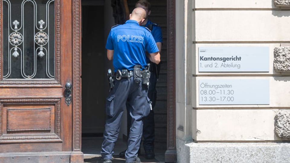 Die Polizei sichert das Kantonsgericht Luzern ab, wo die Gerichtsverhandlung zum «Fall Malters» des Bezirksgericht Kriens stattfindet.