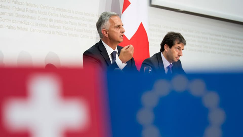Bundesrat Didier Burkhalter (links) spricht neben Bundesratssprecher Andre Simonazzi an einer Medienkonferenz über die Prioritäten in Bezug auf die Beziehungen mit der Europäischen Union EU am 28. Juni 2017 in Bern.