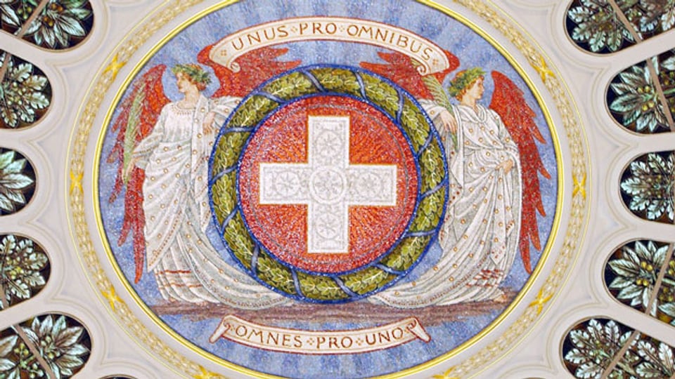 Die Decke der Eingangshalle im Bundeshaus mit den Kantonswappen steht für den Föderalismus in der Schweiz.