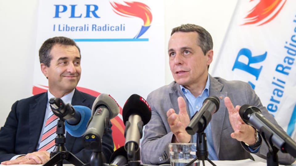 Ignazio Cassis, Nationalrat (rechts) und Bixio Caprara, Präsident der FDP Tessin, sprechen mit Journalisten an der Medienkonferenz zur Bundesratskandidatur der FDP am Dienstag, 11. Juli 2017 in Camorino, Tessin.