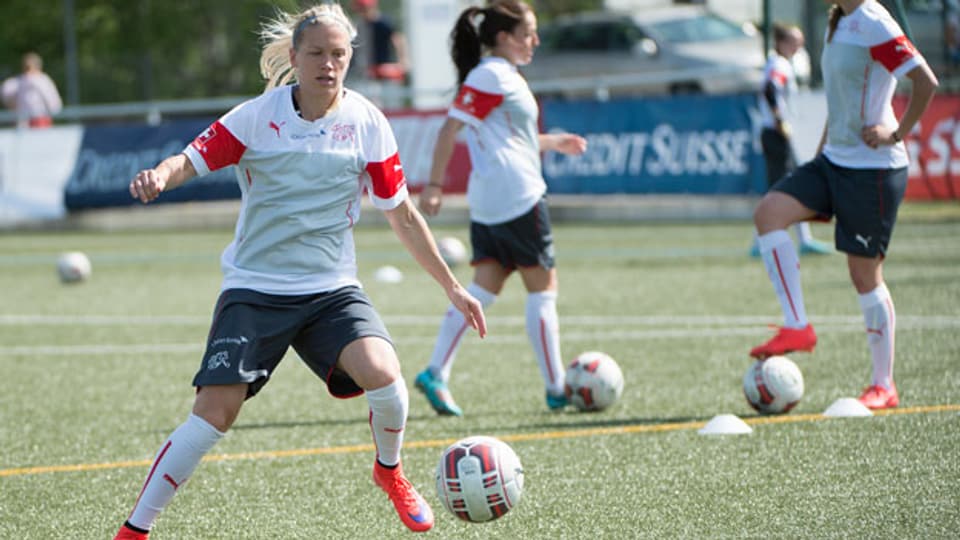 Die Schweizer Fussballspielerin Lara Dickenmann im Training.