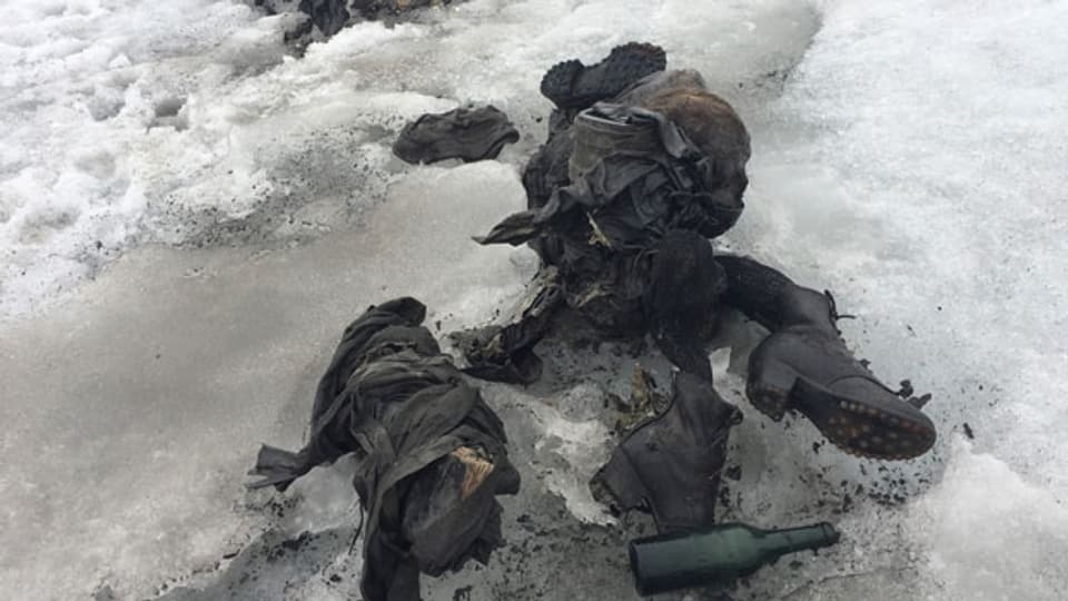Verwitterte Kleider, Bergschuhe und andere Gegenstände, die auf dem Tsanfleuron-Gletscher im Gebiet des Glacier 3000 oberhalb von Les Diablerets am 13. Juli 2017 zusammen mit zwei Leichen gefunden worden sind.