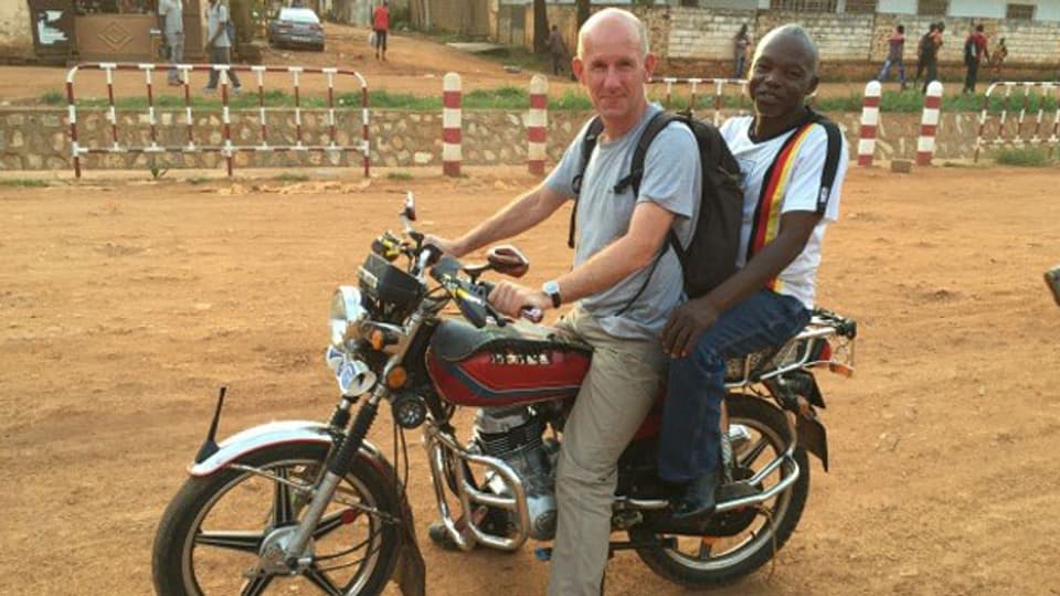 Patrik Wülser mit einem Dolmetscher unterwegs in Bangui, Hauptstadt der Zentralafrikanischen Republik.
