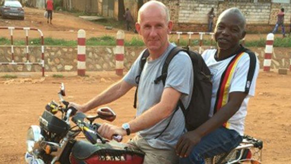 Patrik Wülser mit einem Dolmetscher unterwegs in Bangui, Hauptstadt der Zentralafrikanischen Republik.