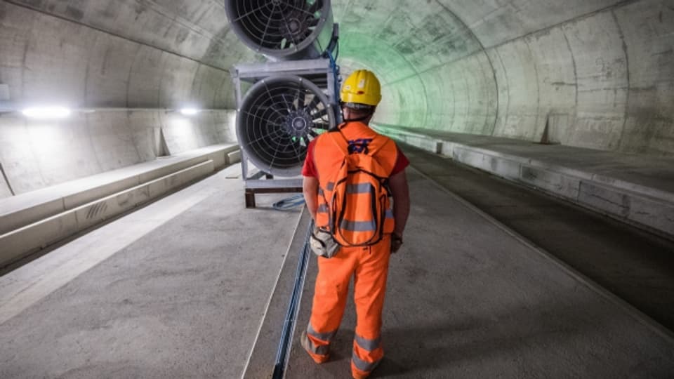Im Ceneri-Basistunnel hat der Einbau der Bahntechnik begonnen.